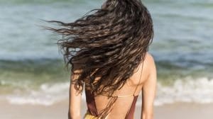 Com algumas práticas, é possível preservar a saúde capilar e aproveitar o verão