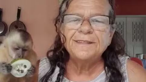 Após apreensão de macaco, idosa sofre com problemas de saúde e recebe apoio online