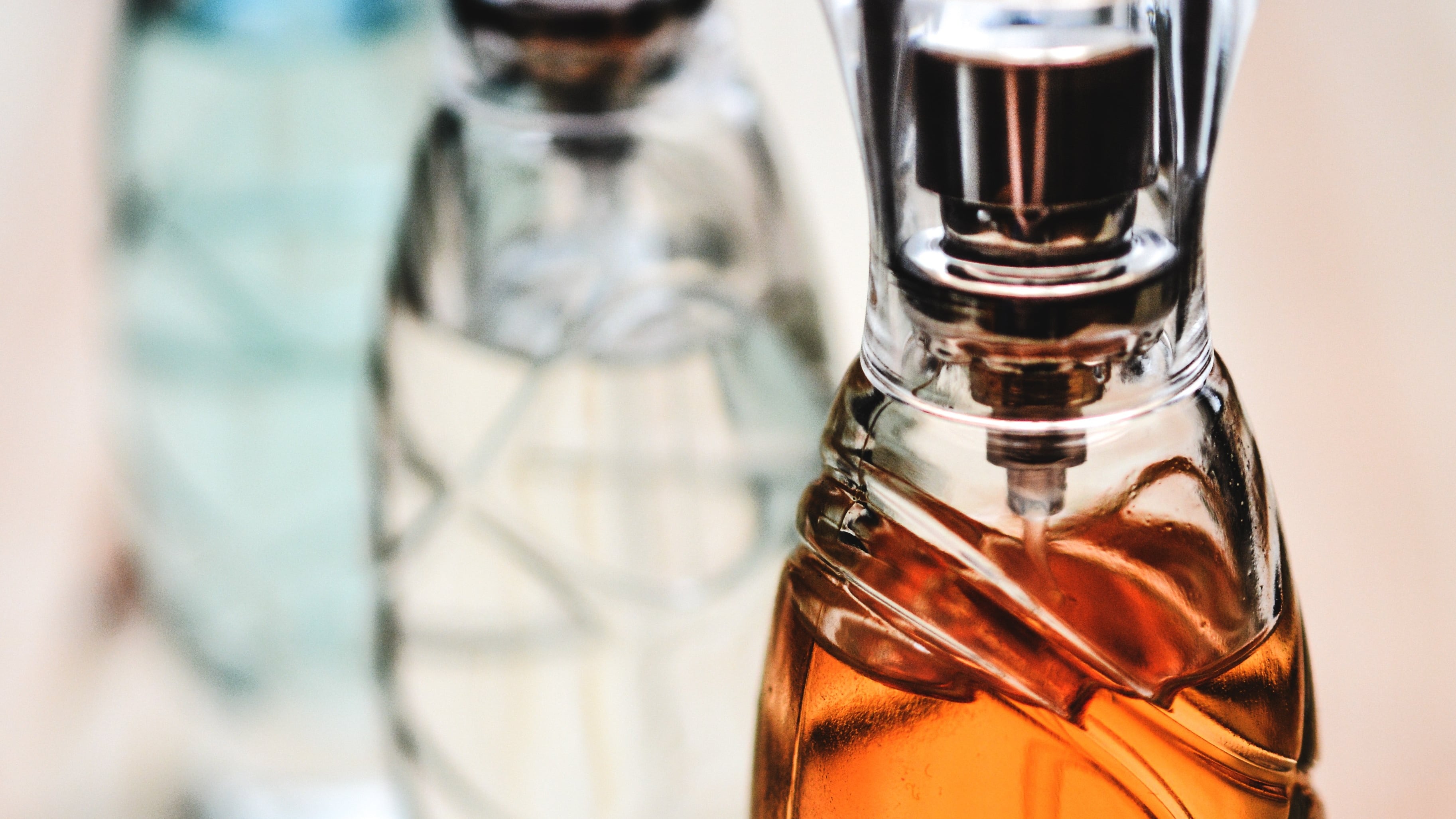 Três frascos de perfumes