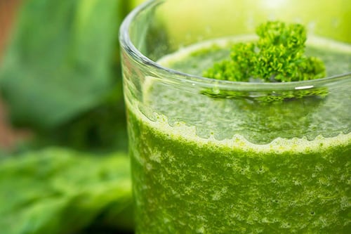 Suco natural detox com couve que pode auxiliar no processo de emagrecimento