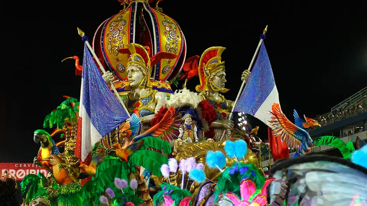 Desfile do grupo especial começa às 23h15