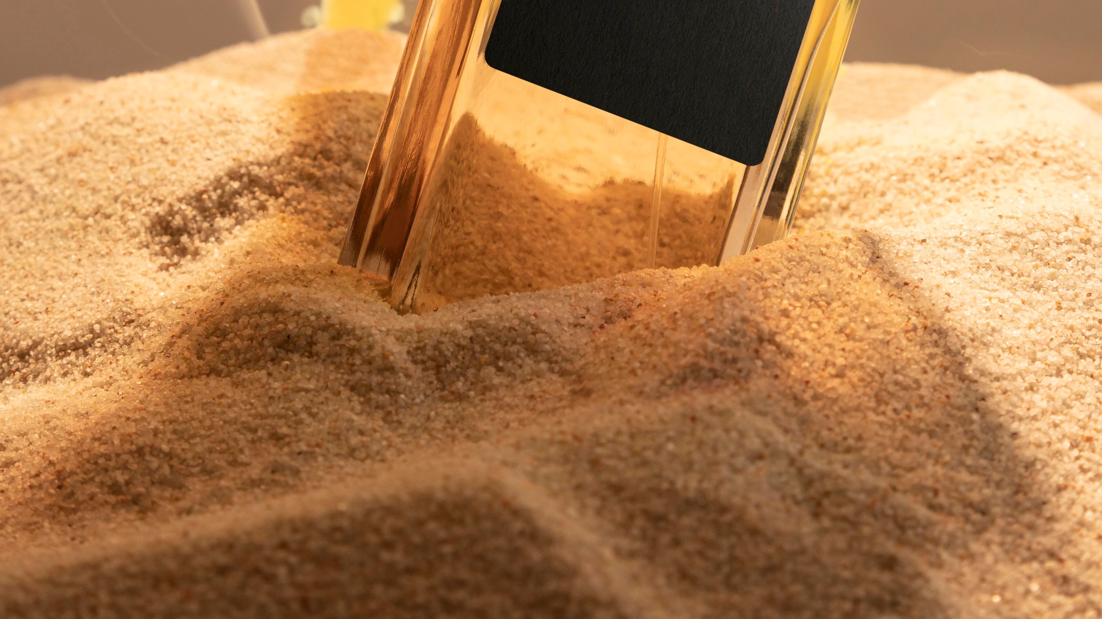 Frasco de perfume com fundo amarelo