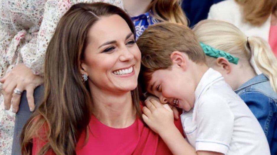 A postagem já reuniu cerca de 800 comentários e mostra imagens de Kate Middleton dando mamadeira ao seu filho mais novo.
