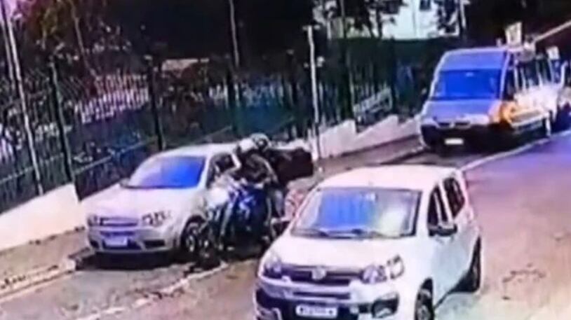 Homem estava dentro de carro com criança de 5 anos quando foi executado a tiros