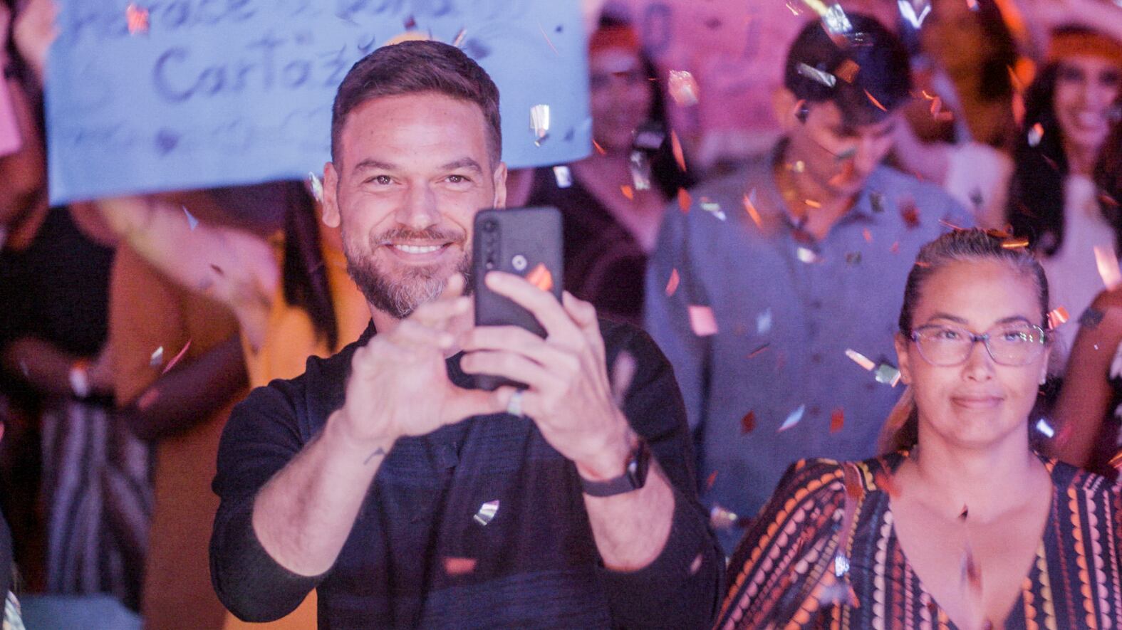 Vai na Fé: Theo (Emilio Dantas) usa fantasia sexual para transar com Clara (Regiane Alves)