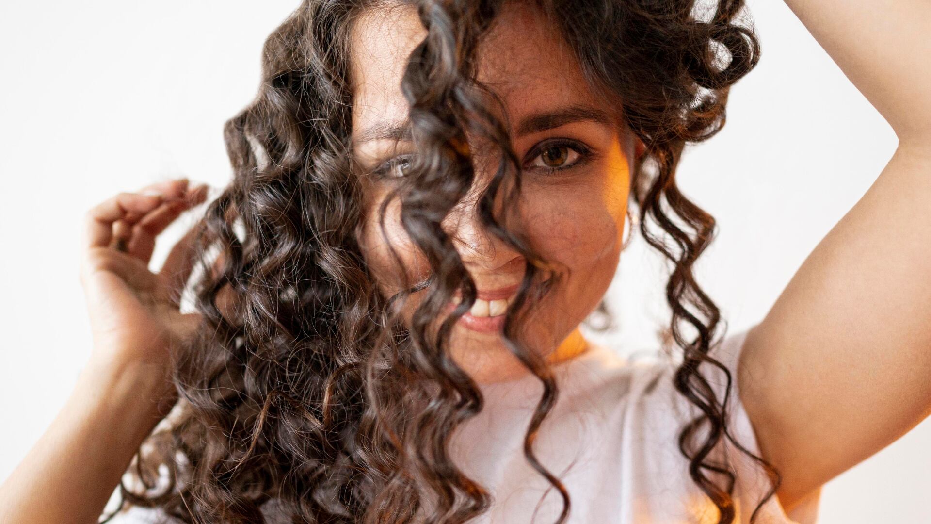 ¿Rizos con mucho volumen? Trucos para mantenerlos a raya y lucir divina.