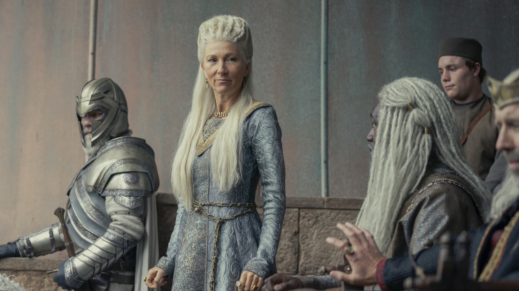 Uma das críticas que os fãs de história fizeram a 'Game of Thrones' foi que o trono era muito pequeno, mas isso foi resolvido em 'House of the Dragon', onde vemos um trono enorme.