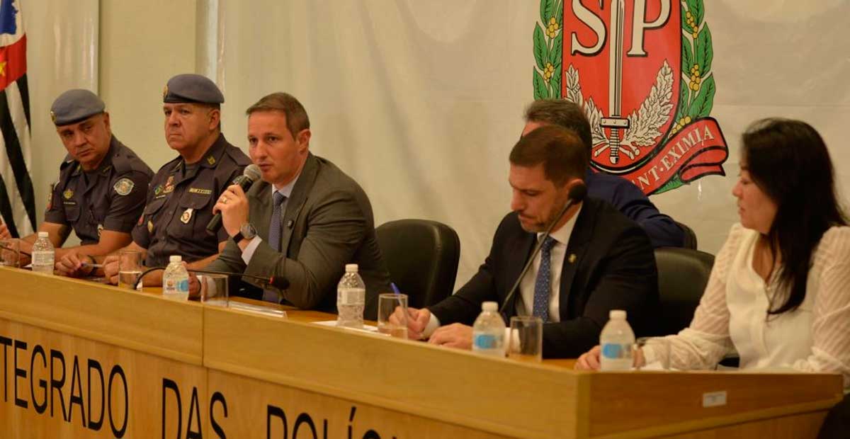 Secretário de Segurança, Guilherme Derrite, concedeu coletiva de imprensa sobre o assassinato em Guarulhos