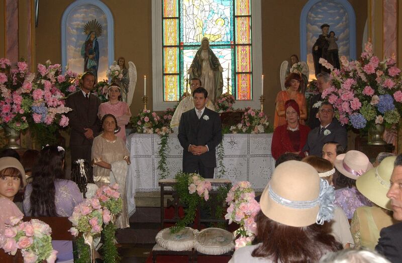 Chocolate com Pimenta: Após ouvir "não" de Ana Francisca, Danilo fica sozinho na igreja