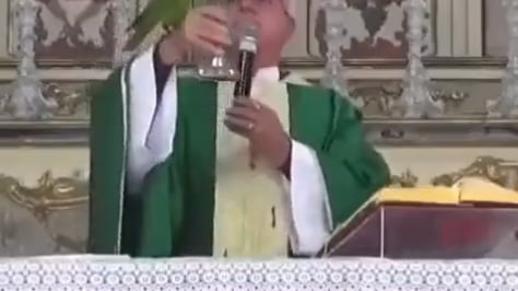 Pássaro sobe na mão do padre e coloca cabeça dentro do cálice com vinho