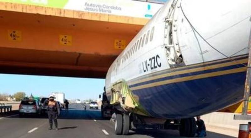 Avião entala em viaduto na Argentina