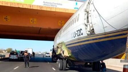 Avião entala em viaduto na Argentina