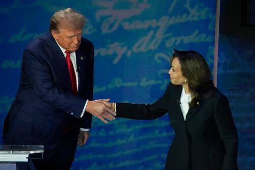 Kamala Harris mostra força em seu primeiro debate e coloca Donald Trump na defensiva