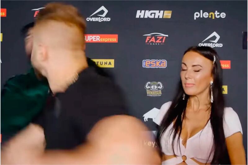 Lutador de MMA agride youtuber durante entrevista