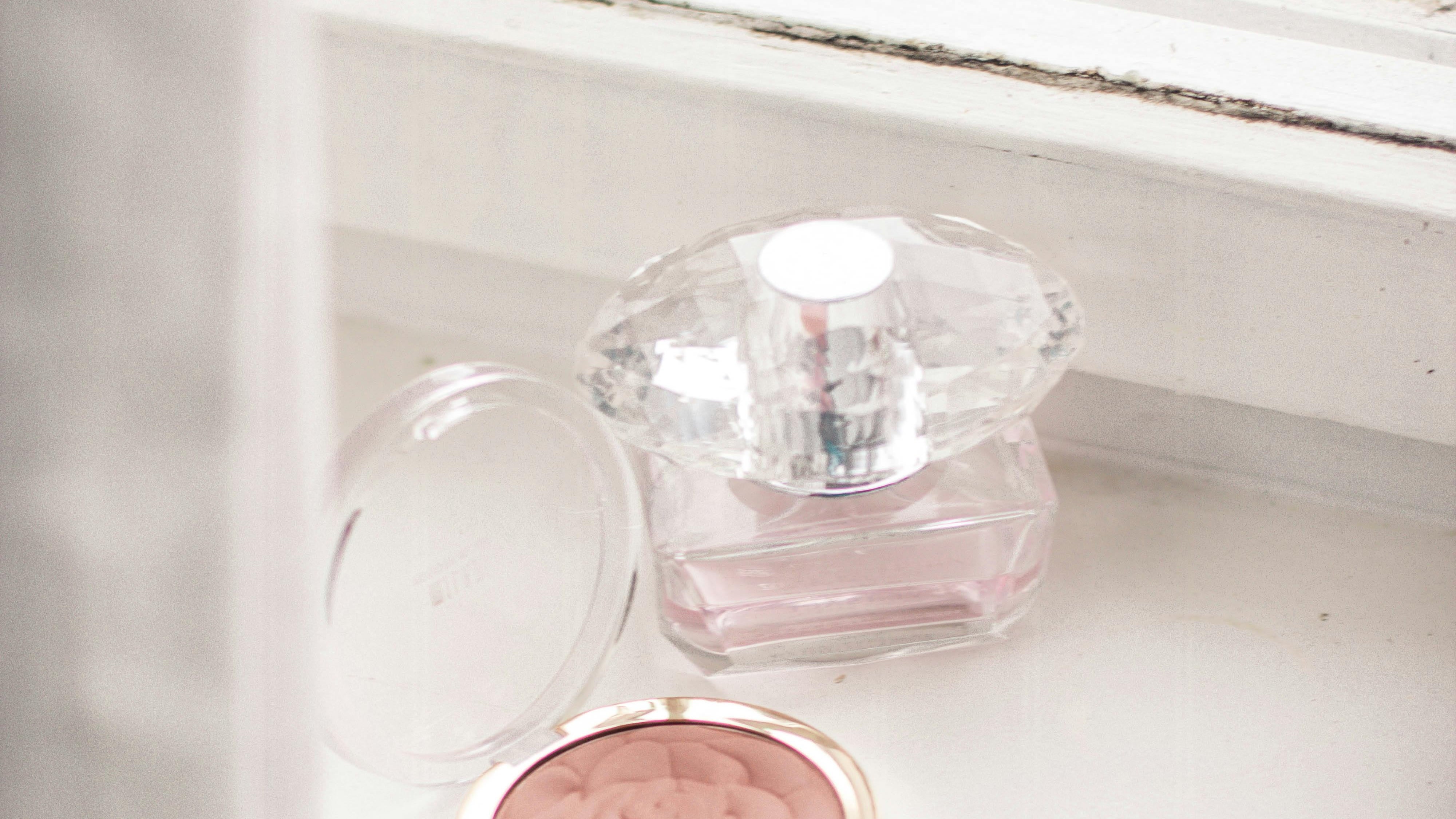 Frasco de perfume rosa