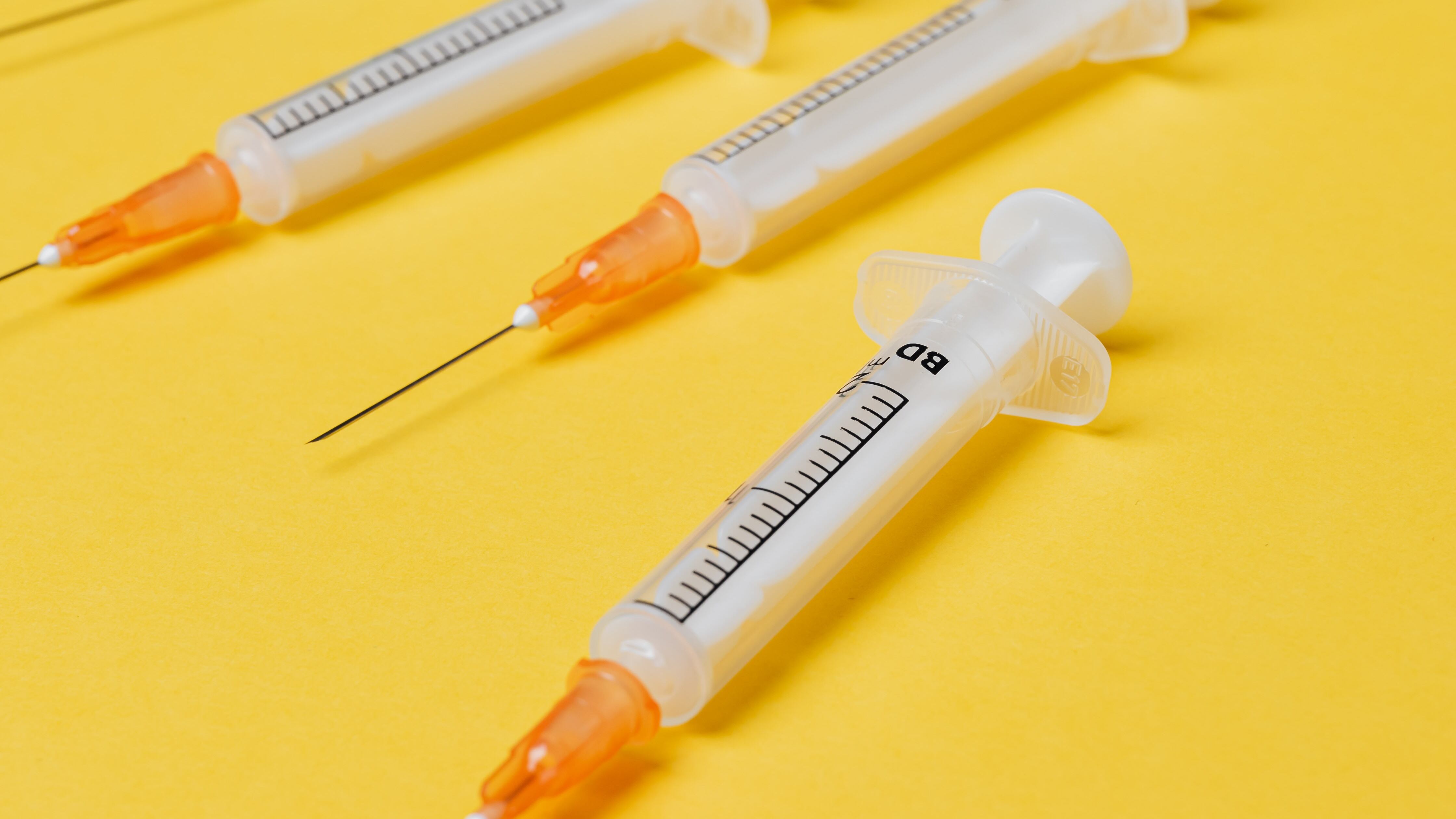 Jovem de 20 anos pisa em seringa em praia do Rio de Janeiro