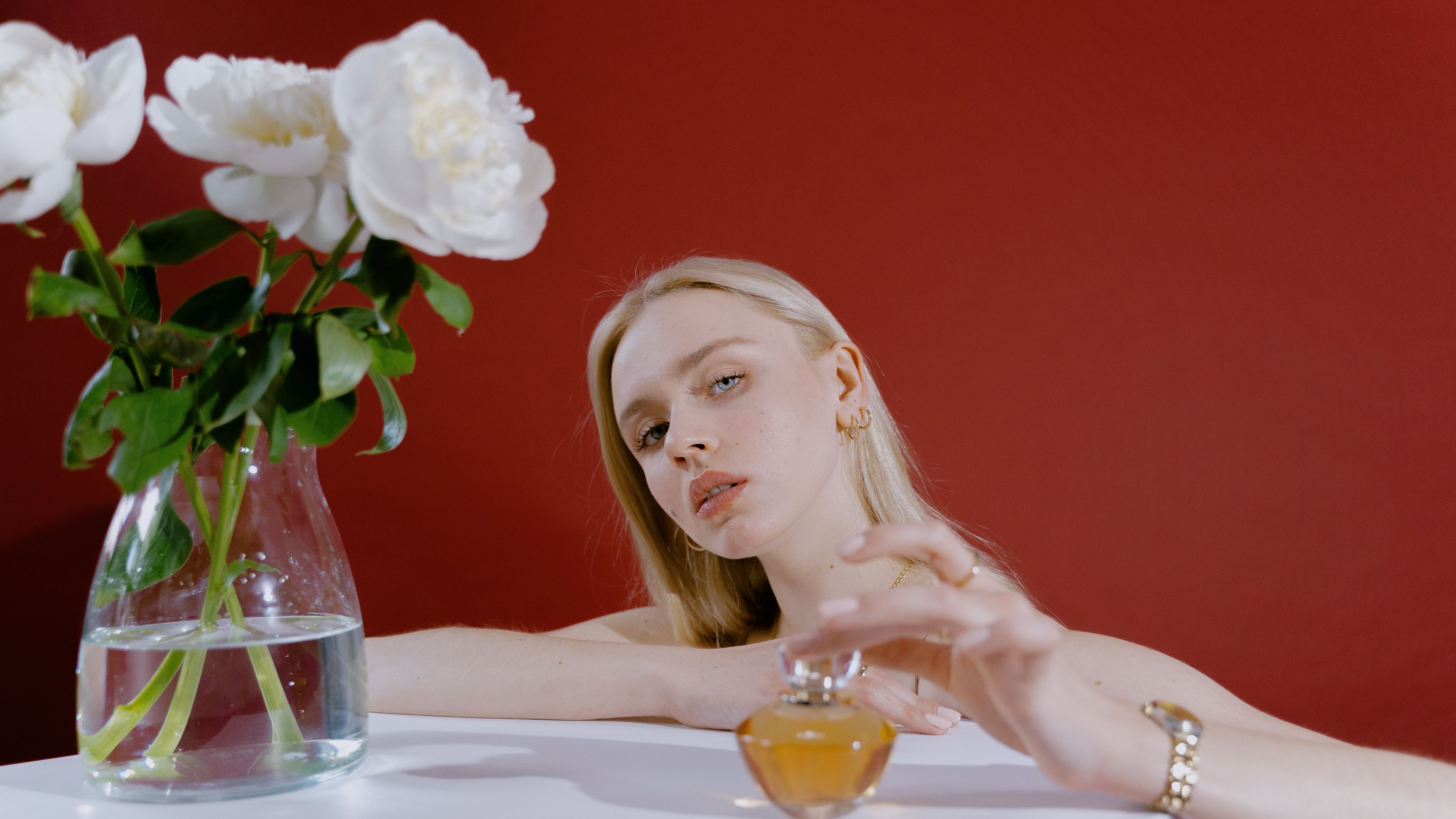 Mulher loira com perfume dourado