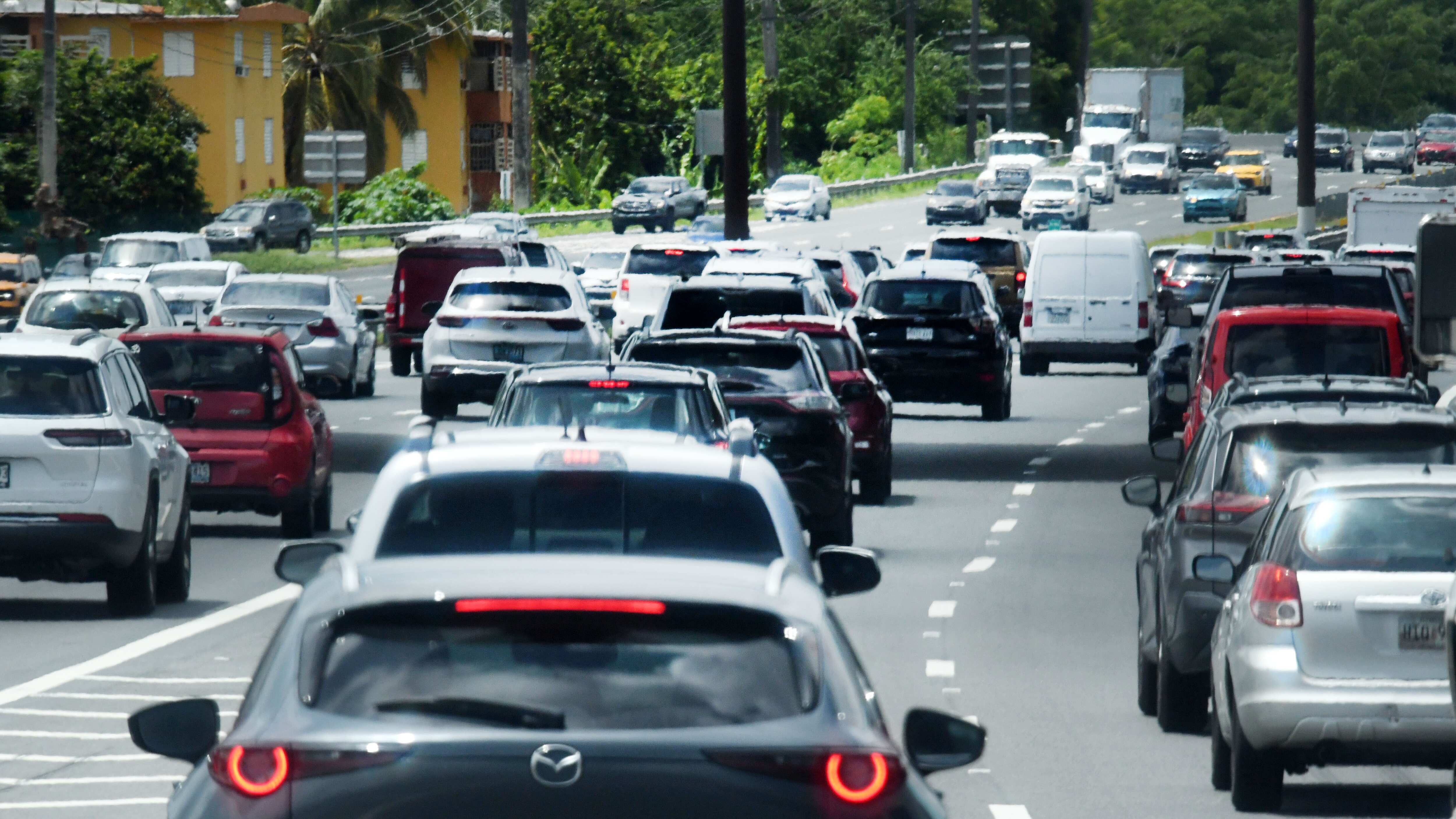 La carretera 185, a la altura de la urbanización Las Haciendas en el barrio Campo Rico de Canóvanas, fue cerrada en ambas direcciones este viernes tras un accidente que provocó la caída del tendido eléctrico sobre el pavimento, informó la Policía de Puerto Rico.