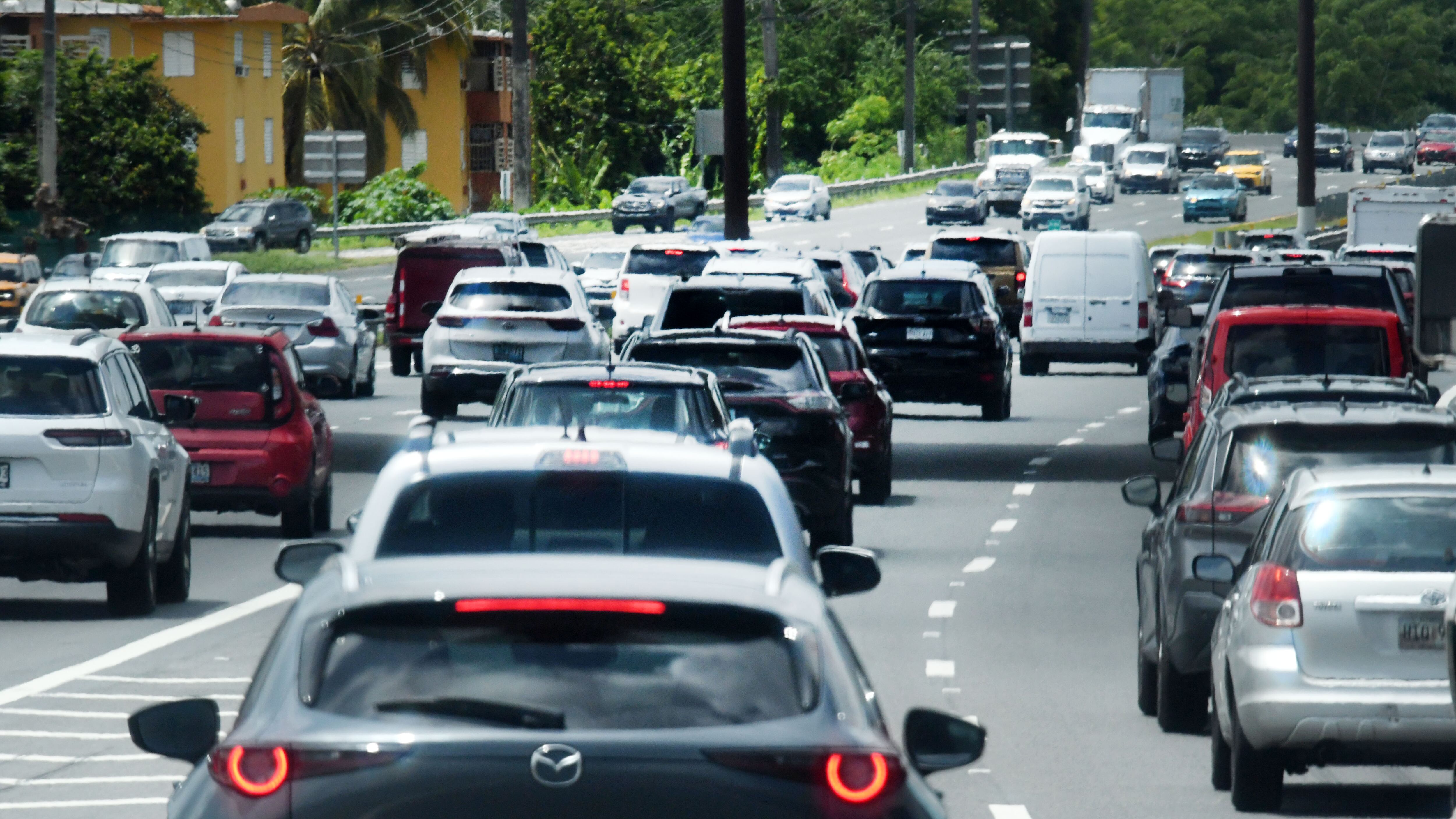 La carretera 185, a la altura de la urbanización Las Haciendas en el barrio Campo Rico de Canóvanas, fue cerrada en ambas direcciones este viernes tras un accidente que provocó la caída del tendido eléctrico sobre el pavimento, informó la Policía de Puerto Rico.