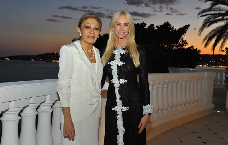 El sha y su esposa arribaron a México gracias a la intervención del gobierno y empresarios estadounidenses. The Washington Post publicó en su momento que Henry Kissinger había presionado durante meses al gobierno de López Portillo para que le diera la visa de residencia temporal al emperador y su familia.