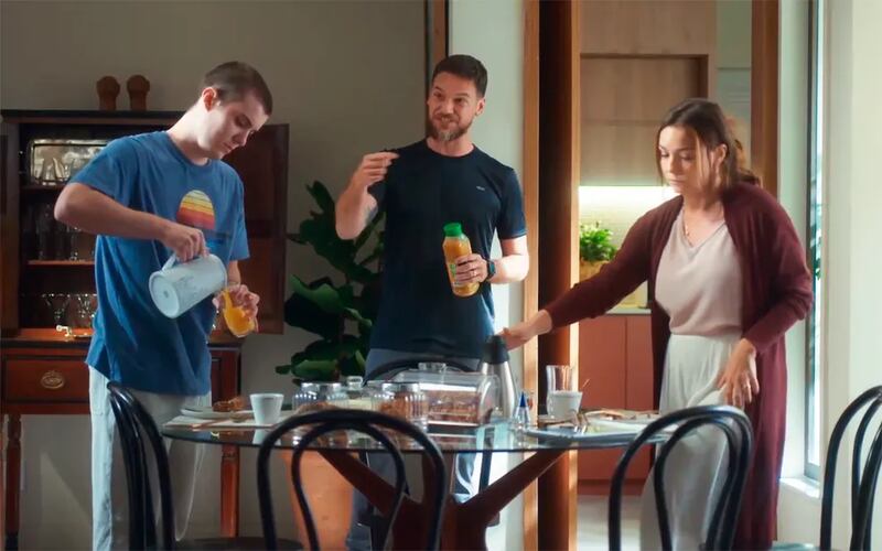 Plano da família perfeita de Clara cai por terra em Vai na Fé