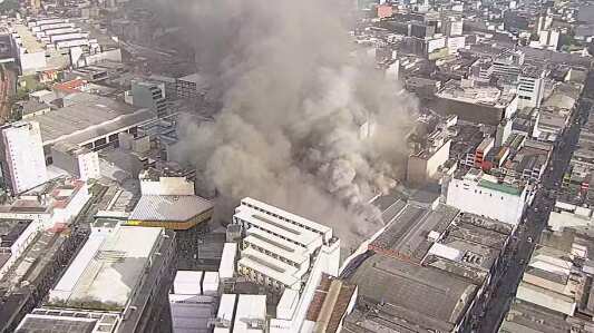 Bombeiros ainda tentam extinguir as chamas