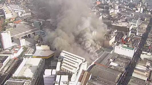 Bombeiros ainda tentam extinguir as chamas