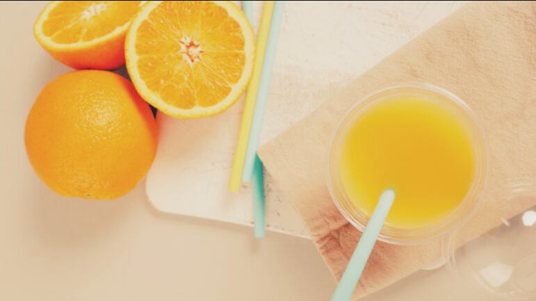 Suco detox com alface e laranja que ajuda a desinchar de forma natural