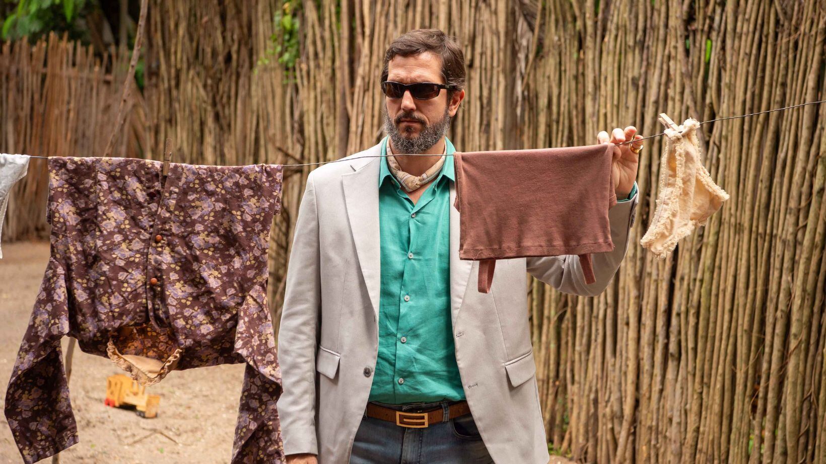 Renascer: Após roubar roupa do varal de Joana, Egídio vira piada na novela das 9