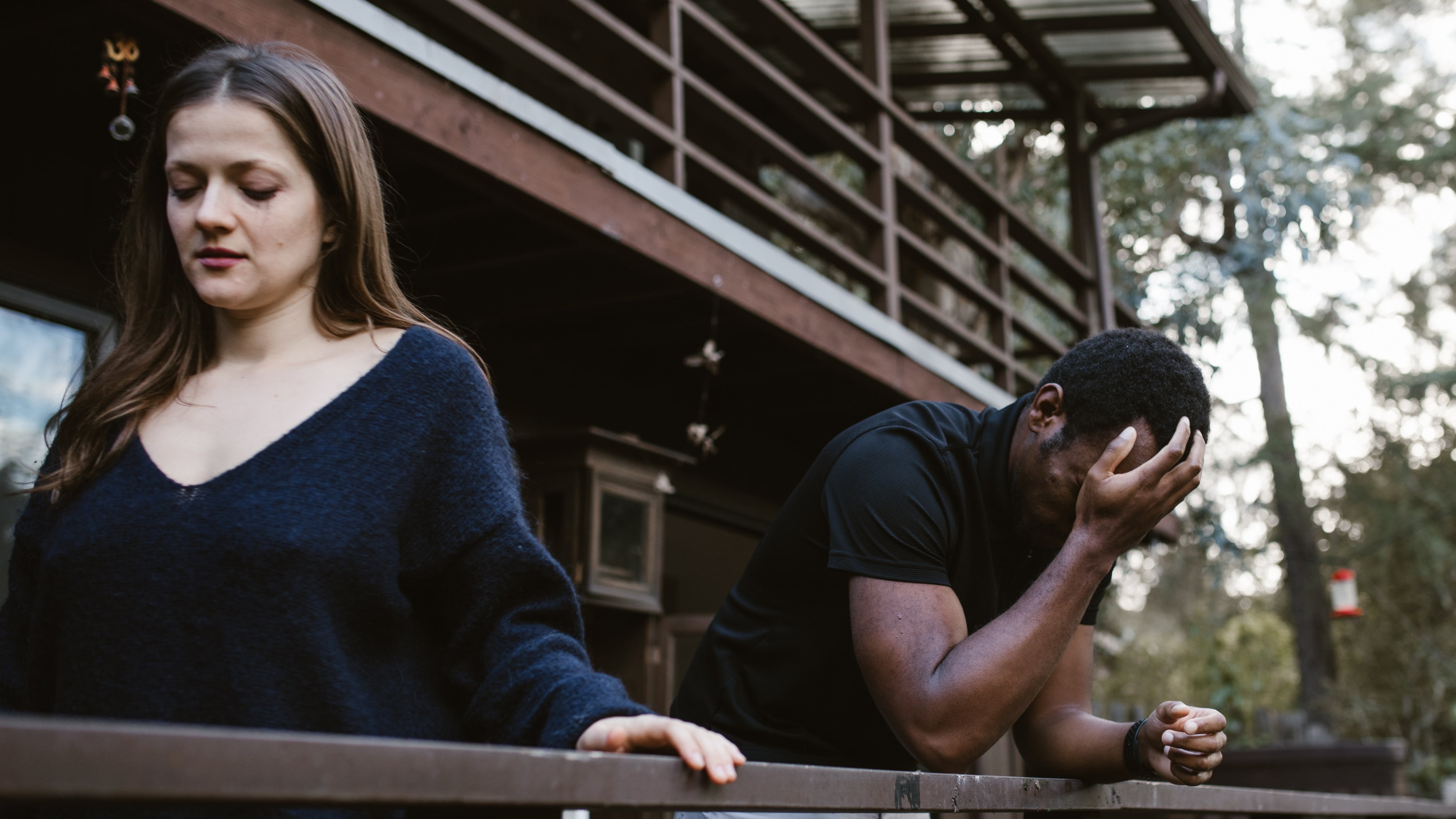 Casal triste após término