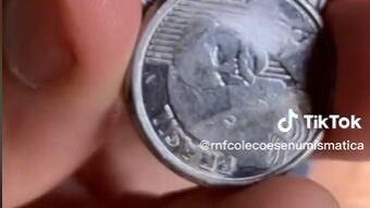 Três moedas de 50 centavos que custam 4 mil reais cada