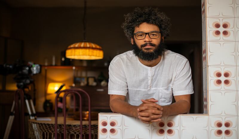 O diretor Gabriel Martins, da produtora Filmes de Plástico, no set do filme Vicentina Pede Desculpas, da Netflix