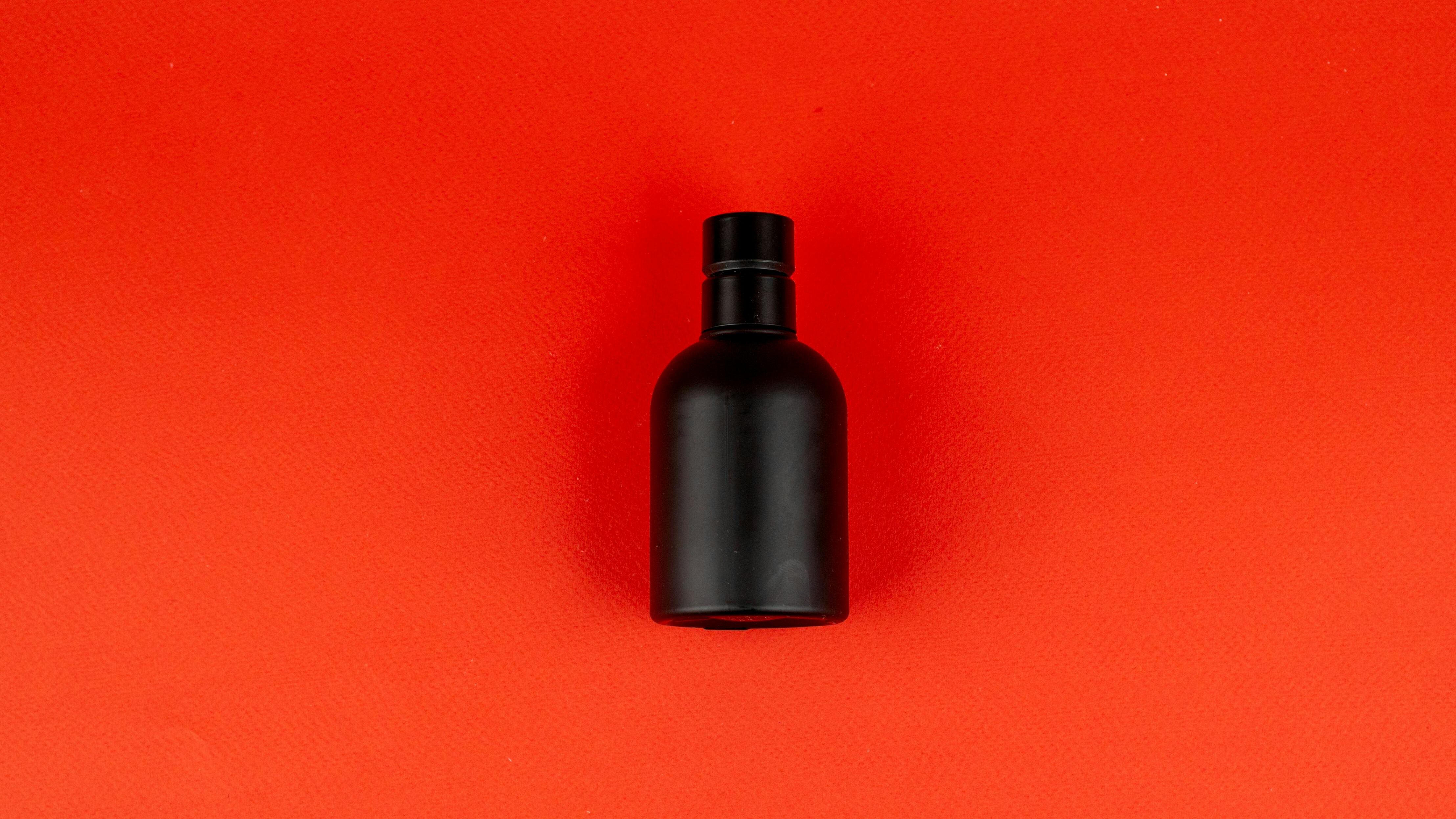 Frasco de perfume preto e fundo branco