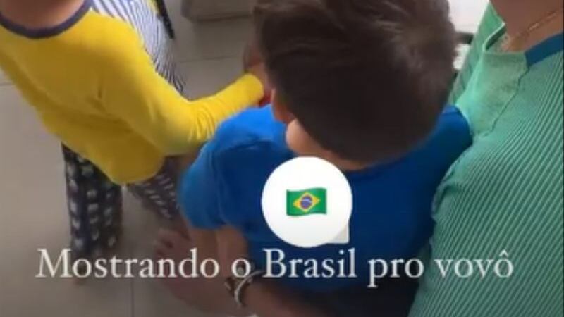 Tite vê álbum da Copa do Mundo com os netos