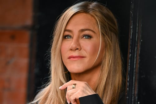 Mechas para esconder os fios grisalhos que estão na moda entre as celebridades 50+