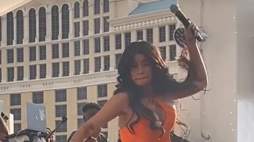 Cardi B atira microfone em fã / Tiktok