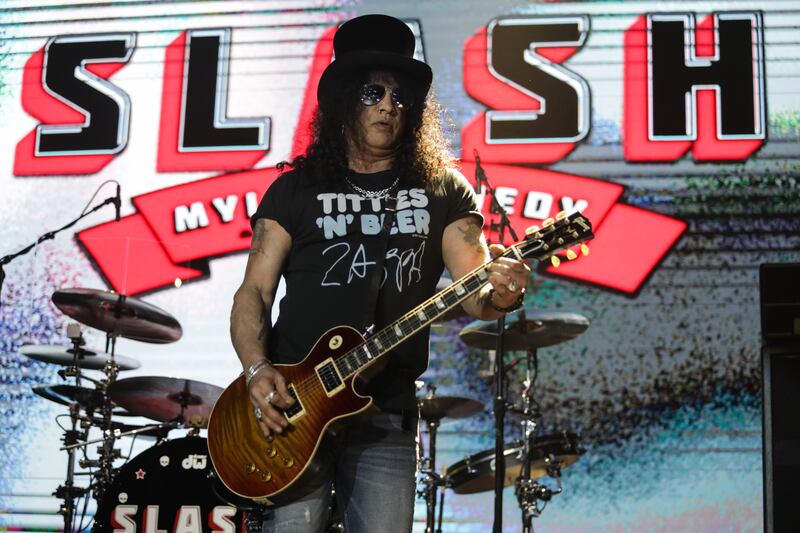 Slash y Myles Kennedy en vivo en el Royal Center en Bogotá