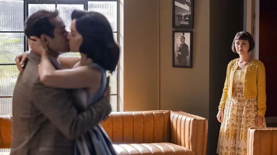 Eugênia (Klara Castanho) flagra beijo de Alfredo (Eduardo Sterblitch) e Anita (Maria Flor) no camarim da TV em Garota do Momento