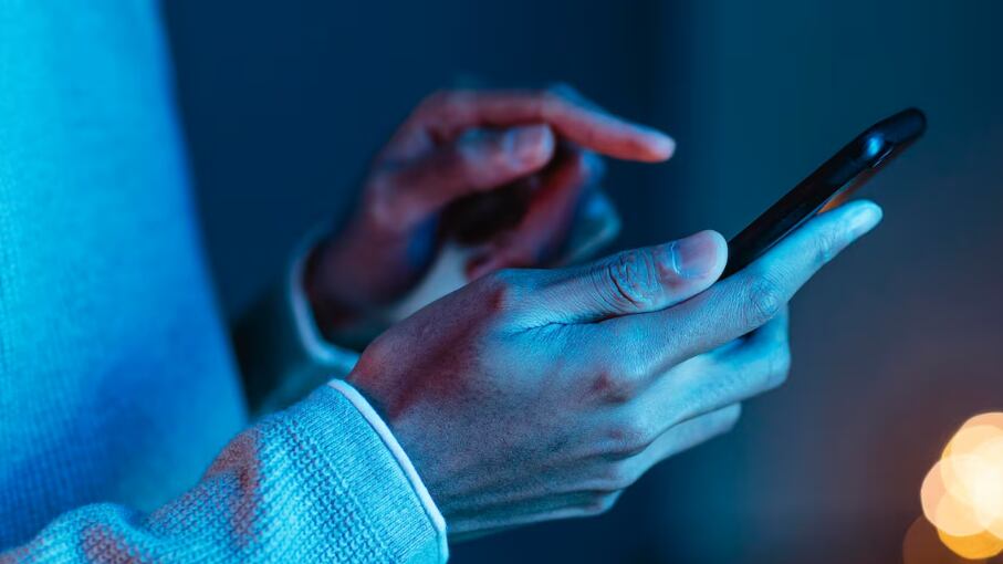 Hombre usando teléfono celular.