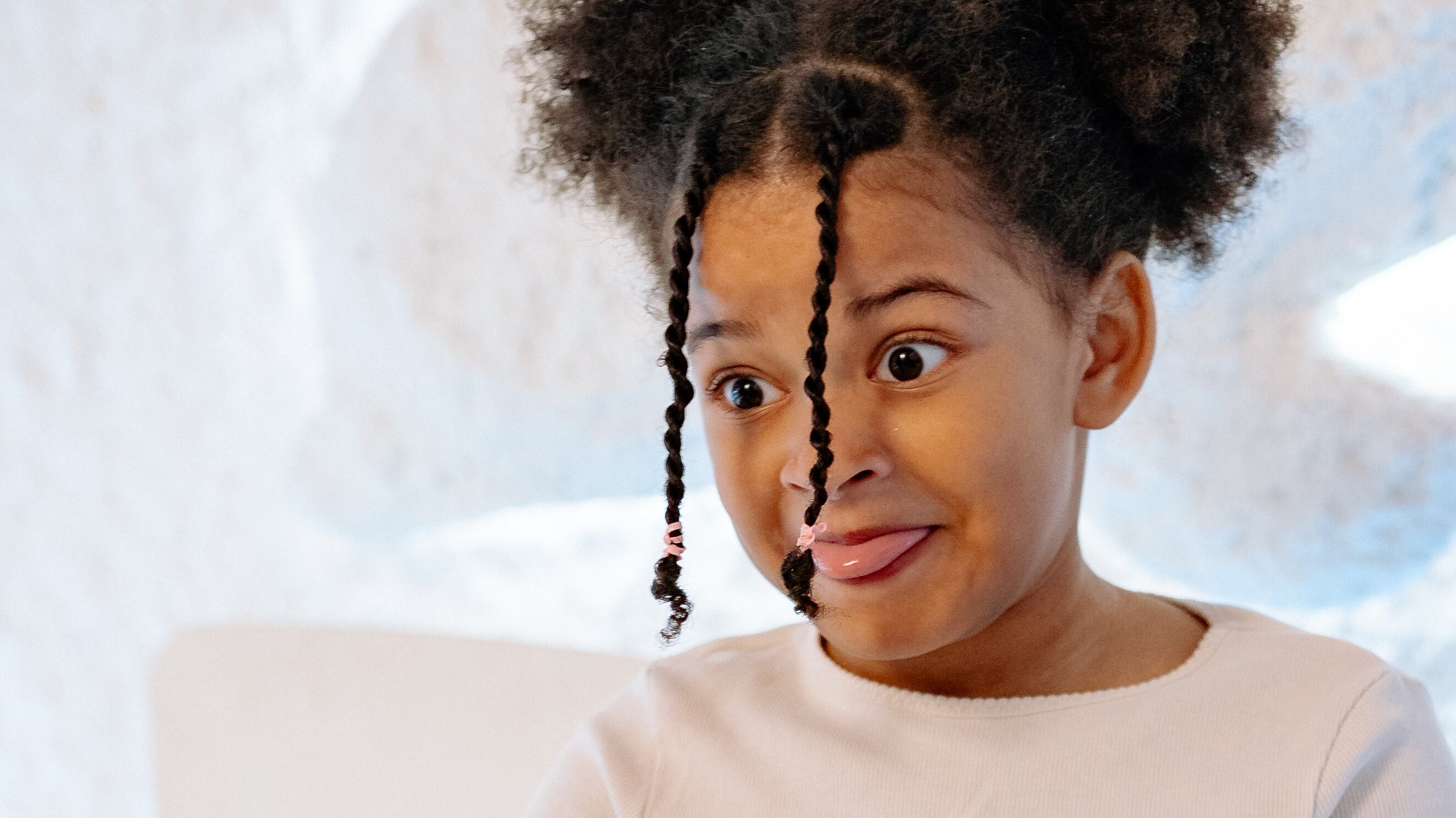 Criança com língua para fora