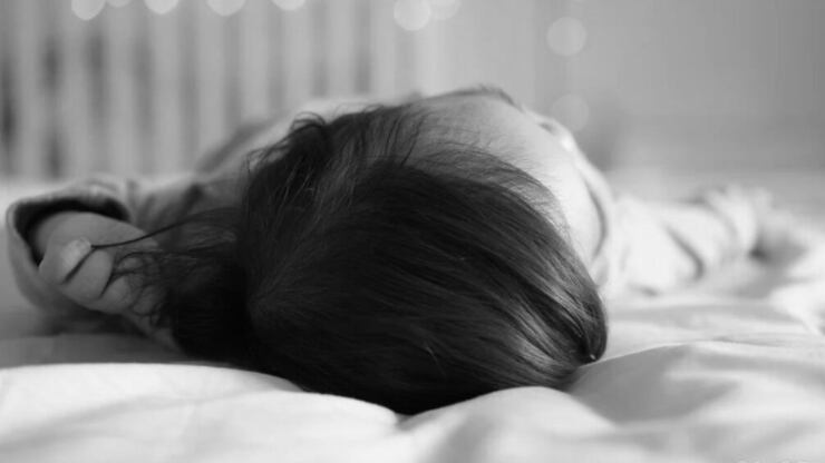 Pai é detido após chutar cabeça de bebê de 2 meses