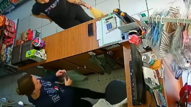 Ela foi gravada comprando veneno.