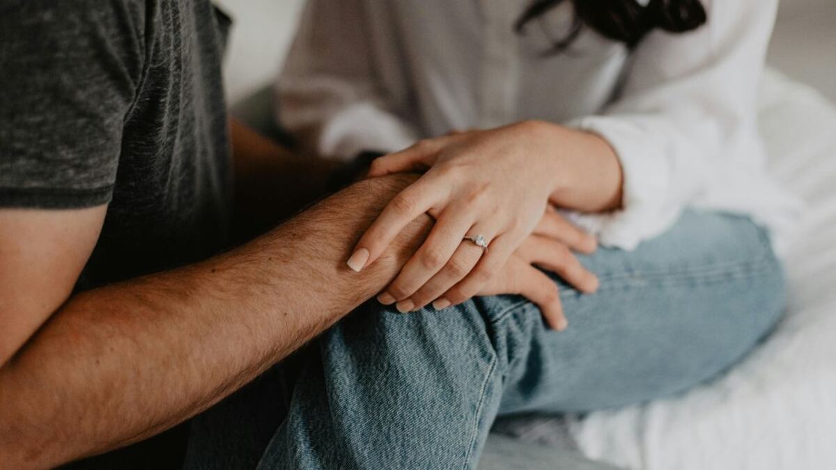 Las caricias en la rodilla pueden ocultar varios significados