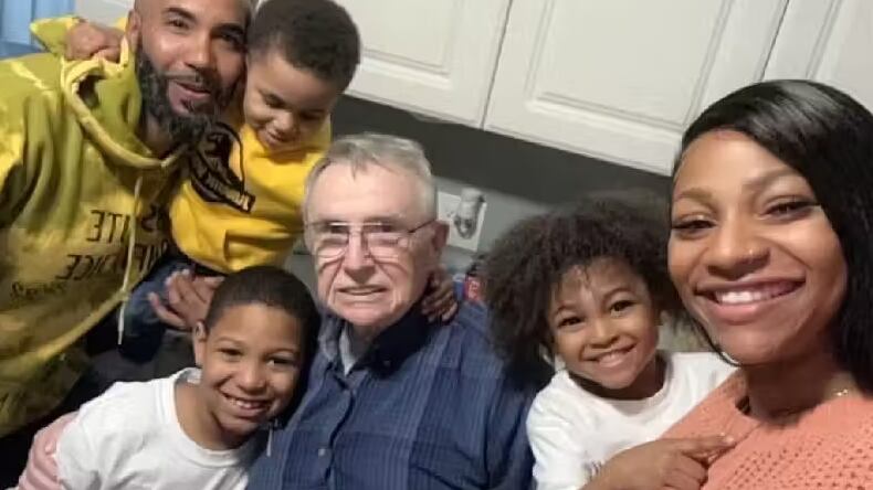 A família Caraballo adotou o Paul, o vizinho idoso viúvo de 82 anos, depois de um ato de gentileza dele - Foto: reprodução / SWNS