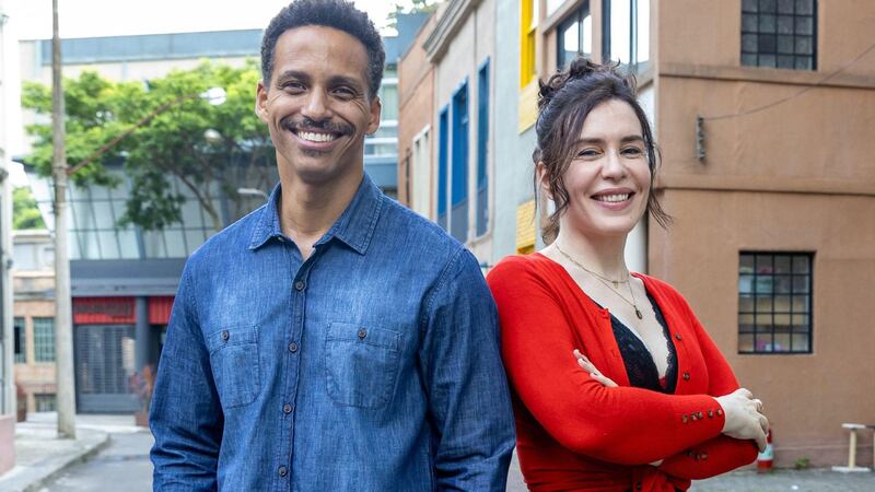 Remake de Elas por Elas: Rico (Pedro Caetano) e Renée (Maria Clara Spinelli) vivem romance