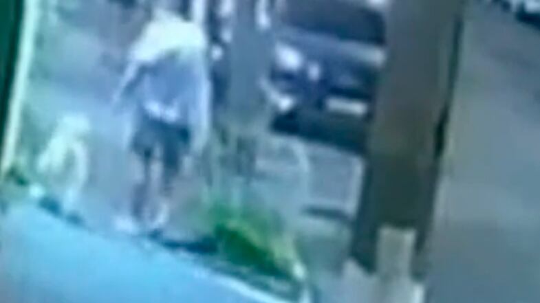 Homem leva choque em lixeira