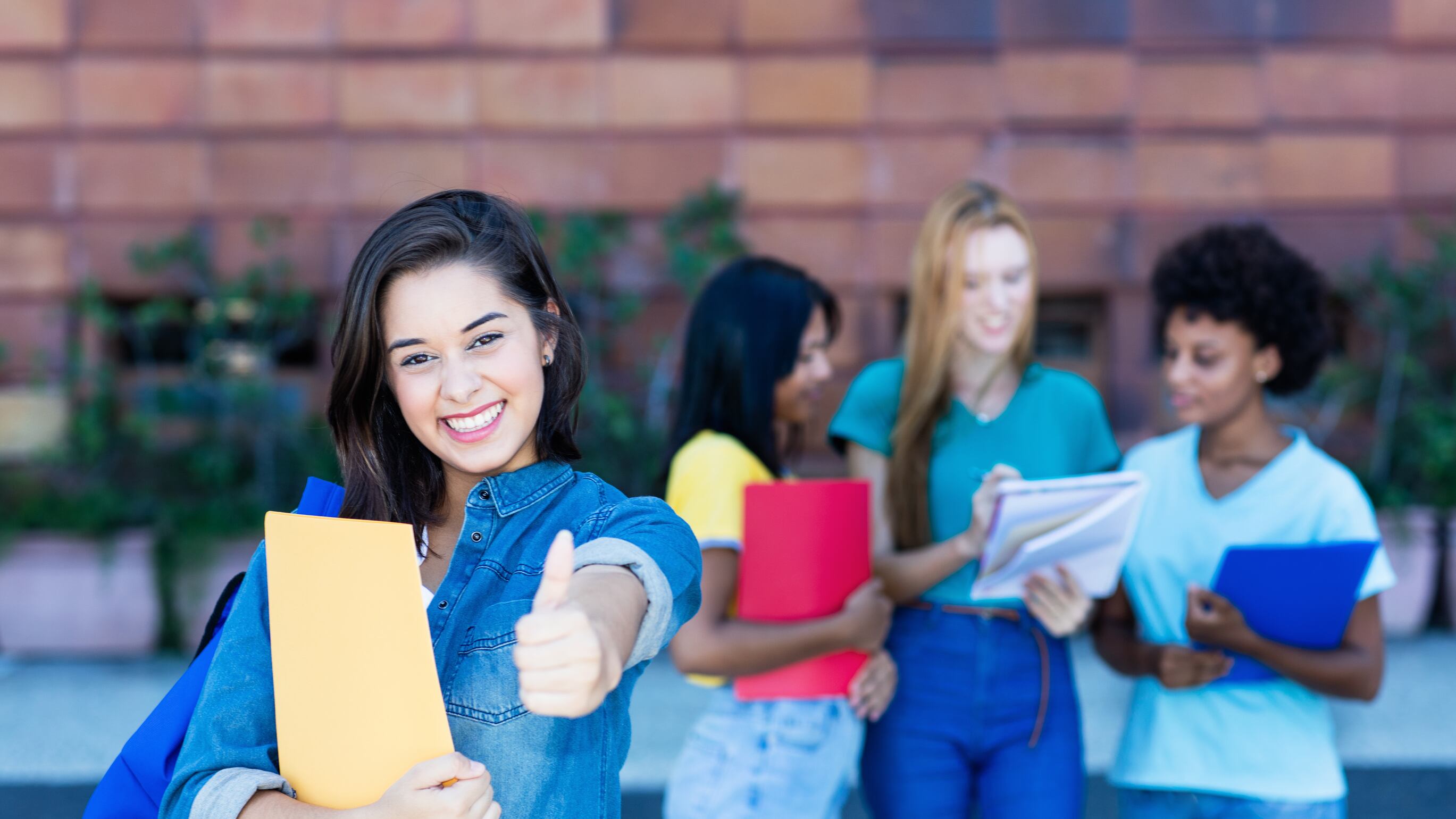 Reputación académica, programas de estudio, facultad, recursos, red de alumnos y oportunidades de networking son algunas de las cosas que debes considerar