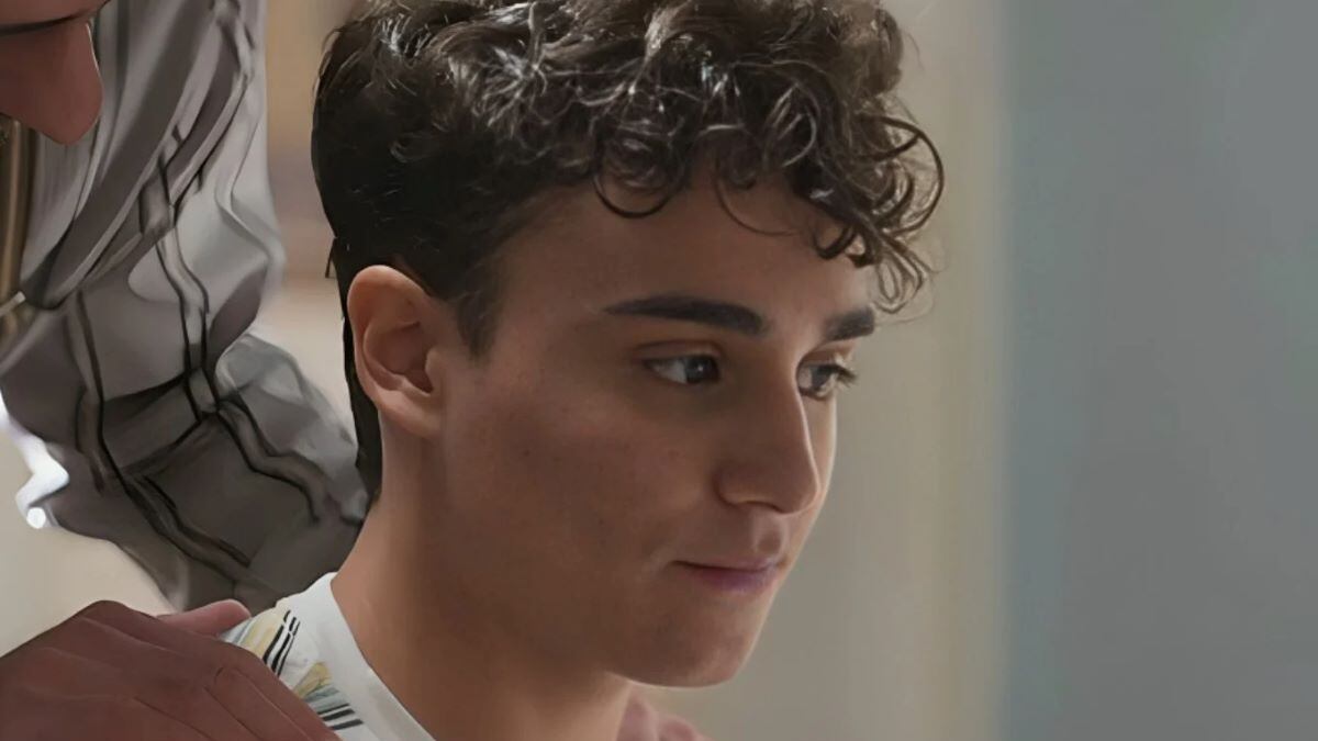 Guto (Pedro Goifman) assume ser gay e recebe o apoio damãe, Anita (Maria Flor), e do irmão Edu (Caio Manhente) em Garota do Momento