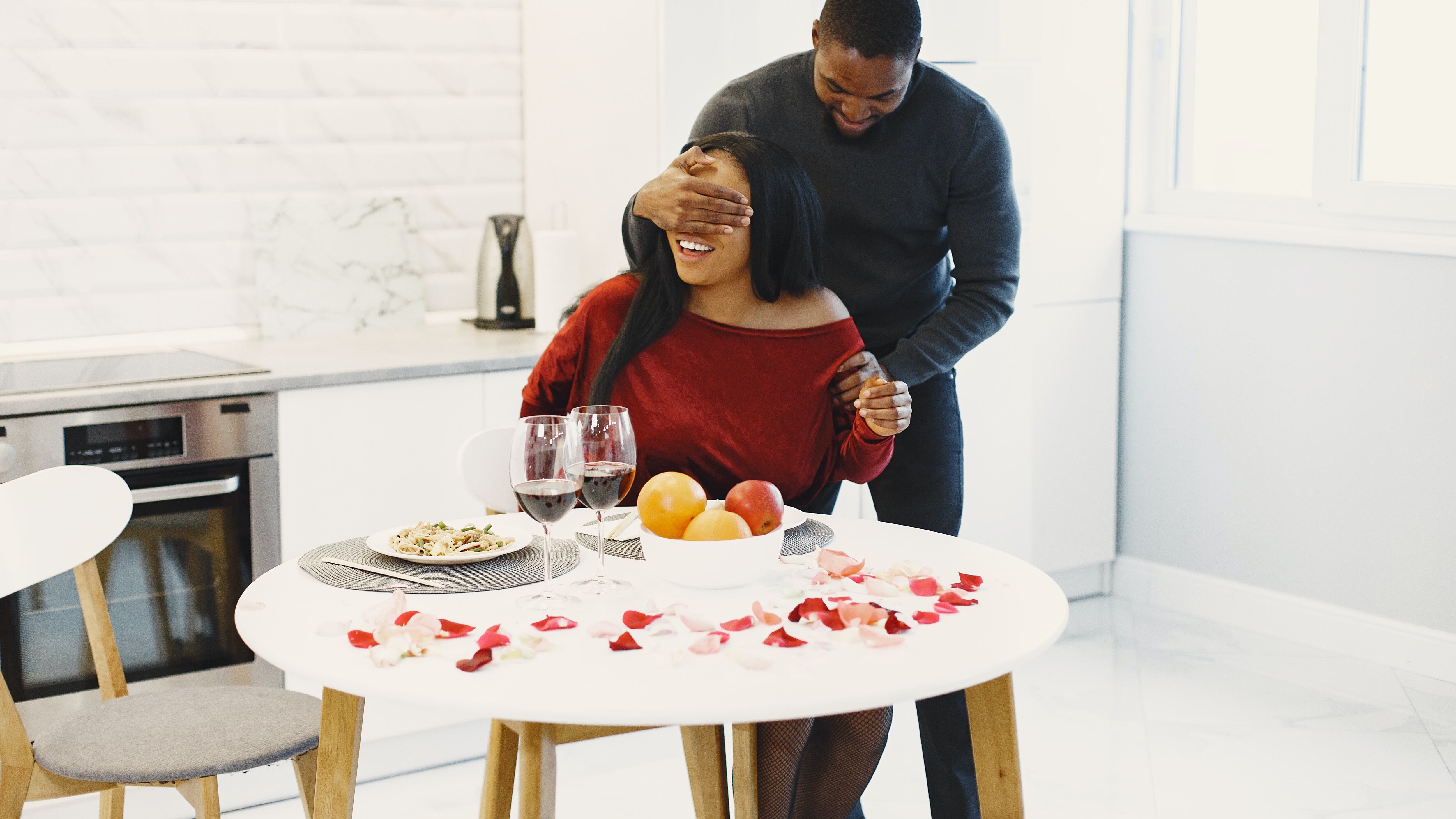 Homem fazendo surpresa para companheira