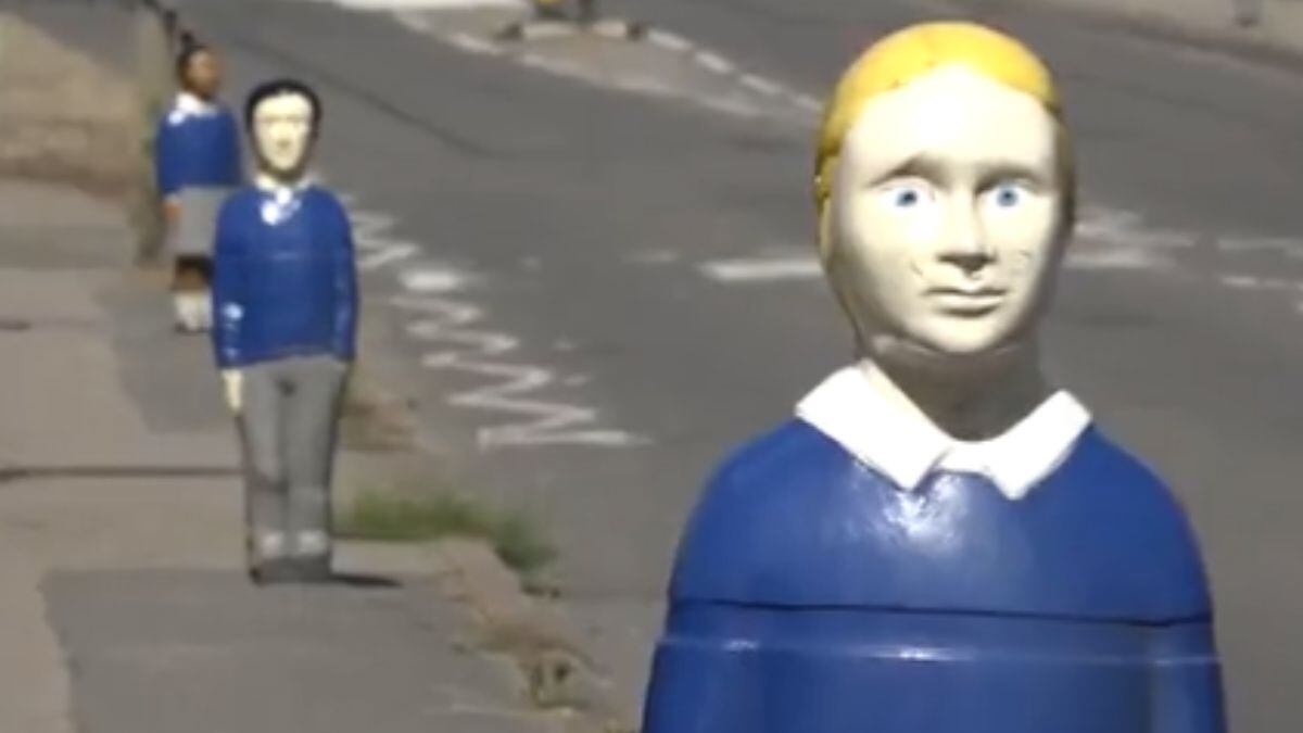Bonecos assustam motoristas e pedestres na Inglaterra